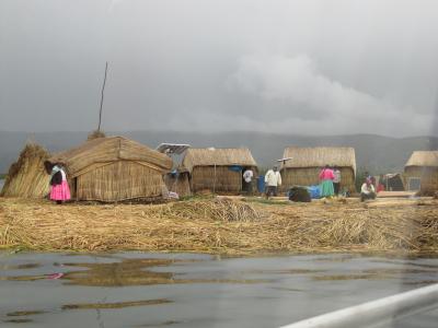 Die aus Schilf gebauten, schwimmenden Inseln "los Uros" sind eine Welt f&uuml;r sich. Die Menschen leben komplett abgeschottet von der Au&szlig;enwelt, ihr eigenes kleines Leben dort auf den Inseln.<br />
Die Kinder werden mit Schilfbooten zur Grundschule gebracht, welche sich auch auf einer dieser Inseln befindet. Aufgabe der M&auml;nner ist es, Vogeleier zu sammeln, zu fischen, oder Enten zu schie&szlig;en. Die Frauen sind f&uuml;r das Kochen zust&auml;ndig. viel mehr Aktivit&auml;ten gibt es auch nicht, da die Inseln sehr klein und weit weg vom Festland gelegen sind.